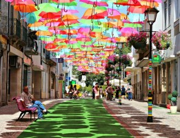 Разноцветные зонтики на улице Португалии